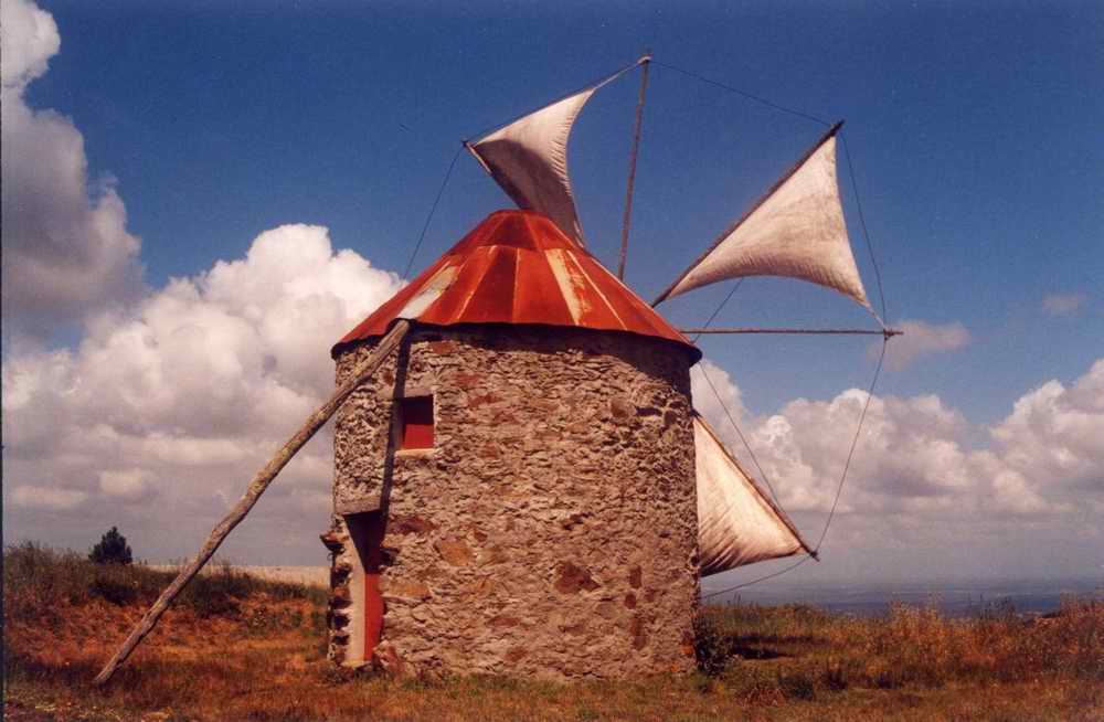Antigo moinho de vento tradicional